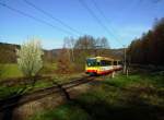 Auf der Talstrecke der Albtalbahn traf ich am 20.03.2014 S 30012 nach Bad Herrenalb, die an diesem Tage mit Tw 571 bedacht wurde. Links ein erster Frühlingsbote des noch jungen Jahres.

