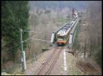 Die nach dem Krieg als Behelfsbrcke wiedererrichtete Holdereckbrcke ist mit 144 Metern Lnge die lngste Eisenbahnbrcke des Murgtals. Am 17.03.2007 gelang mir an dieser Brcke ber die Murg zwischen Raumnzach und Forbach leider keine Aufnahme eines aus der Blickrichtung kommendes Zuges, lediglich die Rckansicht des Triebwagens 906 hinter dem fhrenden Triebwagen 892 in Fahrtrichtung Karlsruhe.