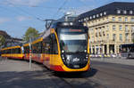 AVG: Sonderzug der Albtalbahn bestehend aus zwei Triebzügen beim Passieren des Bahnhofplatzes Karlsruhe, wo sich die Strassen- und S-Bahnen die Geleise teilen, am 29.