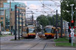 Umfahrung einer Tunnelrampe -

Als letzte Stadt in Deutschland geht Karlsruhe in den Untergrund. Die Ost-West-Achse der Straßenbahn/Stadtbahn wird derzeit in den Untergrund verlegt. Zusätzlich entsteht am Marktplatz ein unterirdische Gleisdreieck von wo der eine Tunnelstrecke in die Ettlinger Straße abzweigt. Insgesamt entstehen sieben unterirdische Stationen.

Im Bild zwischen den beiden Stadtbahnzügen erkennbar die westliche Tunneleinfahrt am Mühlburger Tor. Auch nach Fertigstellung des Tunnels wird bis zum Europaplatz auch noch zusätzlich oberirdisch gefahren. Am Europaplatz biegt dann die oberirdische Strecke nach Süden in die Karlstraße ab.

03.09.2017 (M)