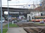 Ziemlich viel Vehrkehr! auf der Straenbahntrasse zum Rheinhafen begegnen sich soeben zwei  5er . Aus Wrth am Rhein kommend zeigt sich AVG Triebwagen Nr. 820. Und auf der B 10 rauschen Lastwagen und Autos in Richtung Pforzheim bzw. Neustadt.