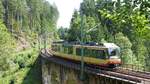 Eine S-Bahn nach Karlsruhe überquert einen Viadukt zwischen Freudenstadt und Friedrichstal (Baden).