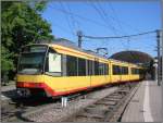 Eine Stadtbahn der Linie S5 nach Bad Wildbad fhrt - von einem der naheliegenden Abstellgleise kommend - fhrt in den Albtalbahnhof in Karlsruhe ein.