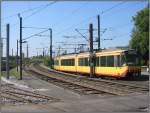 Bei der Stadtbahn-Haltestelle Albtalbahnhof in Karlsruhe befindet sich eine der Rampen, auf der die Zweisystem-Stadtbahnen des KVV das Gleisnetz der DB erreichen knnen.