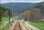 Mit der S41 das Murgtal hinunter -

Blick von Fahrgastraum eines Stadtbahnzuges auf das allmählich enger werdende Murgtal, hier bei Schönegründ. 

Übrigens hatten wir bei einer Fahrt 2004 von Forbach das Murgtal hinauf Dieter Ludwig der 'Erfinder' des Karlsruher Modells (Verknüpfung von Straßen- und Eisenbahn) als Fahrer unseres Stadtbahnzuges.

10.04.2005 (M)