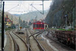 Mit der S41 das Murgtal hinunter -

Einfahrt in den Bahnhof Forbach. Von 1910 bis 1915 war Forbach der obere Endpunkt der Murgtalbahn auf badischer Seite. Ab 2022 sollen hier auch die Stadtbahnen ihre Endstation haben. Die Murgtalbahn wird dann auch wieder von Vollbahnfahrzeugen befahren werden, ab hier bis Freudenstadt dann ausschließlich.

Forbach liegt vielleicht am topographisch spannendsten Abschnitt des Murgtales. Als Ausgangspunkt für Wanderungen sehr empfehlenswert. 

10.04.2005 (M)

