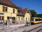 Eine Zweisystem-Stadtbahn in Forbach im Murgtal, das zum Nordschwarzwald gehrt, am 14.07.2003. Diese Strecke wurde erst vor wenigen Jahren vom KVV  erschlossen . Dabei wurden die vorhandenen Bahnhfe auf Vordermann gebracht. 