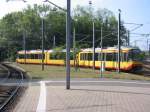 Eine Zweisystem-Stadtbahn am 24.08.2003 in Warteposition beim Albtalbahnhof in Karlsruhe.