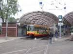 Eine Stadtbahn hlt am 03.10.2002 im Albtalbahnhof in Karlsruhe, der in der Nhe des Hauptbahnhofs gelegen ist. Hier ist das Strassenbahn-Netz von Karlsruhe mit der Stadtbahn-Strecke ins Albtal verknpft, auerdem befindet sich hier eine Auffahrt zu den Gleisen der DB, die von Zweisystem-Stadtbahnen in Richtung Rastatt und darber hinaus genutzt werden.