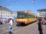 Am 21.06.2003 kmpft sich ein Stadtbahn-Wagen auf dem Weg nach Hochstetten ber den Marktplatz und durch die Fugngerzone in Karlsruhe.