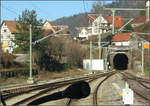 Mit der S41 das Murgtal hinunter -

Die Fortsetzung einer im Mai vorläufig beendeten Serie (Freudenstadt - Forbach) über die Murgtalbahn vom Fahrgastraum aus gesehen.

Heute setzen wir unser Fahrt in Forbach fort. Leider sind viele der Originale nicht mehr auffindbar, daher hier meist etwas kleine Aufnahmen.

Kurz hinter dem Bahnhof Forbach geht es in den ersten von sieben Tunnels auf der 1910 eröffneten Abschnitt zwischen Forbach und Weisenbach, der durch topographisch anspruchsvolle Tallandschaft führt.

Sommer 2005 (J)