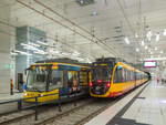 Zug 312 der Karlsruher Stadtbahn mit der Linie S2 nach Spöck neben Zug 979 mit Linie S7 nach Achern in der neu eröffneten, unterirdischen Station Durlacher Tor, 03.01.2021.
