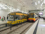 Zug 321 der Karlsruher Stadtbahn mit der Linie S2 nach Rheinstetten neben Zug 870 mit Linie S5 nach Söllingen in der neu eröffneten, unterirdischen Station Marktplatz (Kaiserstraße), 03.01.2021.