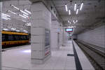 U-Station Marktplatz (Pyramide)

Hier ein Blick zum Wendegleis der Linie S52, das auf der Ostseite neben den Durchgangsgleisen seine Lage fand. Neben dem niveaugleichen Gleisdreieck bedingt auch dies Gleislage ein niveaugleiches Kreuzen der Gegenrichtung bei der Abfahrt, was den U-Straßenbahn-Charakter der Karlsruher Tunnelanlagen unterstreicht. Bei eigentlichen U-Bahnen werden solche Kreuzungen vermieden.

12.01.2022 (M)