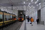 U-Haltestelle Marktplatz (Kaiserstraße)- 

Ein Blick in die Bahnsteighalle der Station. Trotz identischer Gestaltung was Materialien und Beleuchtung angeht, ergibt sich dennoch ein eigenständiger Ausdruck, da auf der Westseite der Luftraum ein Stück über den Bahnsteigbereich hinaus gezogen wurde.

12.01.2022 (M)