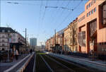 Haltestelle Rüppurer Tor - 

An dieser Haltestelle wird wiederum rechtwinklig eine Straßenbahnlinie gekreuzt, die jetzt von der Linie 3 (Daxlanden - Hbf - Rintheim) befahren wird. Hier entstand ein vollwertiges Gleisviereck. 
Die Neubaustrecke führt weiter in die Ludwig-Erhard-Alle, wobei die Linie 5 auf ihrem Weg zum Bahnhof Durlach geradeaus weiter auf die vor ein paar Jahren fertiggestellte Strecke durch die Oststadt trifft und die bisherige Linie dort ersetzt. Die Linie 4 hingegen biegt nach wenigen Metern hingegen nach Nordosten in Kapellenstraße ein.

12.01.2022 (M)