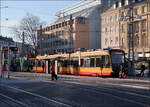 Szenerie auf dem Karlsruhe Bahnhofsvorplatz -     Ein Stadtbahnzug der Linie S1 nach Bad Herrenalb in der Haltestelle Karlsruhe Hauptbahnhof.