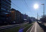 Gegen die Sonne gesehen -     Jahrelang war die jetzt von fünf S-Linien und einer Straßenbahnlinie befahren Strecke durch die Ettlinger Straße außer Betrieb, da ein Teil der