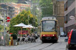 Ein friedliches Nebeneinander - 

das Straßencafé und die Stadtbahn. 
Ein Zug der S5 nach Vaihingen (Enz) in Bad Wildbad. Vaihingen (Enz) wird inzwischen von der Karlsruher Stadtbahn nicht mehr angefahren. 
Man beachte auch die formschönen und überhaupt nicht störenden Oberleitungsmasten!

19.09.2009 (M)