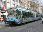 Eine Zweisystem-Stadtbahn des Karlsruher Verkehrs Verbundes (KVV) in der Innenstadt von Karlsruhe (Haltestelle Marktplatz)am 10.04.2004.