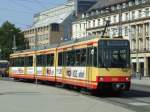 Strassenbahn in Karlsruhe verlsst gerade den Karlsruher Hbf Vorplatz (25.08.2007)