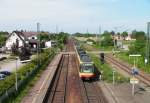 Eine S4 der Karlsruher Stadtbahnen fhrt am 4. Juni 2006 aus dem Bahnhof tigheim.