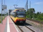 Zweisystem-Stadtbahn des Karlsruher Verkehrs Verbundes (KVV) am 22.06.2003 am Haltepunkt Karlsruhe Maxau.