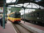 Stadtbahnwagen 571 der Albtal Verkehrs Gesellschaft (AVG), einem Unternehmen des Karlsruher Verkehrs-Verbundes (KVV), fhrt am 22.08.2004 in die Halle des Bahnhofs von Bad Herrenalb ein.