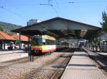 Stadtbahnwagen 580 hlt am 05.09.2004 im Bahnhof Ettlingen Stadt.