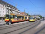 Hier sind die S- und Straenbahn-Haltestellen vor dem Hauptbahnhof Karlsruhe zu sehen. Links Stadtbahnwagen 574 auf der Linie S11 mit Ziel Ittersbach. Rechts sind zwei Niederflur-Straenbahnen vom Typ GT8-70D/N zu sehen, die im rein innerstdtischen Verkehr eingesetzt werden. Die Aufnahme entstand am 04.09.2004.