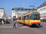 Stadtbahnwagen 564 (Typ GT8-80C) des KVV verlsst am 04.09.2004 die Haltestelle Marktplatz in Karlsruhe, um auf der Linie S1 in sdliche Richtung zunchst zum Hauptbahnhof und dann weiter zum Albtalbahnhof und schlielich in die Nachbarstadt Ettlingen zu fahren. Links ist die Karlsruher Pyramide zu sehen, im Hintergrund ein Teil vom Schlo.