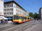 Zweisystem-Stadtbahnwagen 832 (Typ GT8-100C/2S) des KVV passiert das Gleisdreieck beim Karlsruher Marktplatz am 04.09.2004 auf dem Weg nach Wrth am Rhein (Linie S5). Hier, mitten in der Fugngerzone von Karlsruhe, treffen insgesamt neun S- und Straenbahn-Linien aufeinander. Erklrtes Ziel des ?Karlsruher Modells? ist es, die Leute auch aus der Region mit den Bahnen in die Innenstadt mit ihren Geschften und Arbeitspltzen zu bringen, ohne dass sie dazu umsteigen mssen.