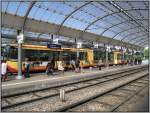 Bahnhofsatmosphre im Karlsruher Albtalbahnhof am 04.05.2008. Soeben ist die S4 nach Heilbronn eingefahren (siehe auch vorheriges Bild). Die Leute auf dem mittleren Bahnsteig warten auf die in Krze eintreffende S1 nach Bad Herrenalb.