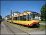 Zweisystem-Tw 852 steht am 04.05.2008 auf einem Abstellgleis hinter dem Albtalbahnhof in Karlsruhe.