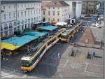 Der Karlsruher Marktplatz mit zwei Stadtbahnen, aufgenommen am 11.07.2008.