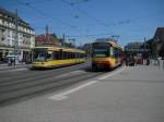 Stadt- und Strassenbahn auf dem Platz vor dem Hauptbahnhof in Karlsruhe: Auf der S41 der GT8-100D S2M 893, daneben der GT6-70D/N 246 mit der Linie 6 Richtung Rappenwrth. 