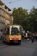 Die Stadtbahn der DB 450 005 - 4 biegt am 10 Oktober 2008 auf dem Marktplatz Karlsruhe ein.