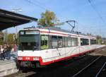 Zweisystem-Triebwagen 836 des KVV hlt am 24.10.2004 im Bahnhof Karlsruhe-Durlach an Gleis 2. Diese Bahn auf der Linie S32 kommt aus Menzingen und fhrt auf DB-Gleisen direkt weiter zum Hauptbahnhof Karlsruhe.