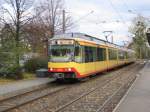 Zweisystem-Triebwagen 863 des KVV hlt in dem Teil des Bahnhofs Karlsruhe-Durlach (Gleis 11/12), der direkt an das Karlsruher Straenbahnnetz angebunden ist.