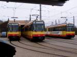 Abgestellte Stadtbahnwagen 554, 513 und 502 im Bahnhof Hochstetten. Es herrscht ein trbes Wetter.