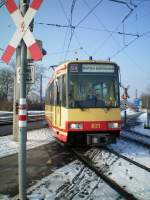 Das  Bhnle  der Stadtbahn Karlsruhe biegt hier in Karlsruhe ab Richtung Durlach am 08.01.2009