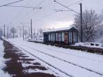 Haltestelle Altenheim in Hochstetten mit Wartehuschen mit Schneedach am 20.02.2005