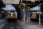 Manchmal hat man den Eindruck, die Straenbahnen bernehmen die Herrschaft im Karlsruher Hauptbahnhof. (29. Mrz 2009, 19:25)