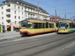 Ein Stadtbahnwagen und eine Straenbahn in Kalrsruhe am Hbf.