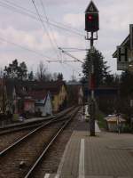 Das Ausfahrts Signal in Langensteinbach Bahnhof. Weiter hinten die Weiche die aufs zweite Gleis fhrt. Aus dieser Richtung kommen die Triebzge von Karlsruhe. Nach Karlsruhe geht es gerade aus. Die Weichen werden bei der AVG an Ausweichbahfen in die gegenrichtung geschliezt. Ob das in Sinne des Erfinders ist weis ich net. Aber gut tuhen tut das den Weichen net.  