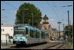 Der Zweisystemer 880 bei der Ausfahrt vom dem Heilbronner Hauptbahnhofsvorplatz auf das Netz der DB, 07. August 2009.