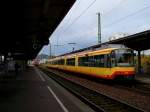 Tw ??? + Tw 858 stehen als Linie S6 zur Fahrt nach Bad Wildbad in Pforzheim Hbf.