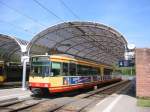 Stadtbahnwagen 576, eingesetzt auf der Linie S11 nach Ittersbach, hlt am 30.04.2005 am Albtalbahnhof in Karlsruhe.