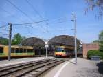 Auf dieser Aufnahme vom 30.04.2005 sieht man den Albtalbahnhof in Karlsruhe, an dem ausschlielich die Stadtbahnen des Karlsruher Verkehrsverbundes (KVV) halten. Von dem Bahnhof mit seiner interessanten Hallenkonstruktion geht es stadtauswrts nach Sden in Richtung Albtal (im Bild Bahnsteige rechts) sowie nach Rastatt, Baden-Baden und Murgtal (Bahnsteige links) bzw. stadteinwrts in Richtung Hauptbahnhof und Innenstadt und dann weiter in die Region im Norden und Osten der Stadt.