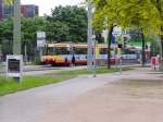 Stadtbahnwagen der Linie S2 nach Rheinstetten an der Haltestelle Weinrennerplatz, da am Europaplatz die Schienen ausgetauscht wurden, mussten 1 1/2 Wochen lange die Stadtbahnen und Straenbahnen im